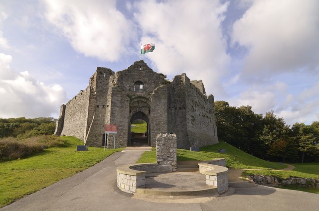 Oystermouth Castle © Mel hartshorn cc-by-sa/2.0 :: Geograph Britain and Ireland