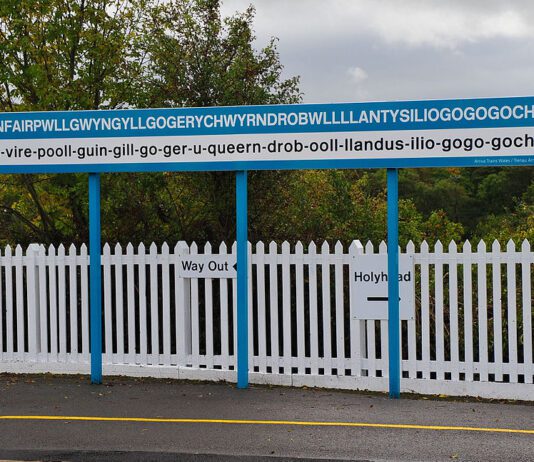 Llanfairpwllgwyngyllgogerychwyrndrobwllllantysiliogogogoch Cymru Llanfairpwllgwyngyllgogerychwyrndrobwllllantysiliogogogoch station sign